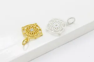 Détails macro des pendentifs lanterne ajourés en or et argent sertis de micro-zircon