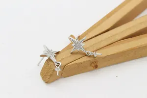 Detalle de la base de pendiente de estrella de plata S925 con circonitas y soporte perla
