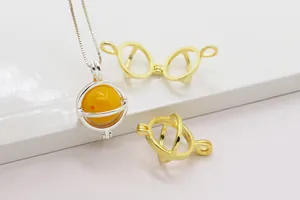 Vue détaillée du pendentif sphère creuse en argent S925 avec perle d'ambre interne
