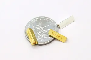 Makroaufnahme von S925 Sterlingsilber Lucky-Perle neben einer Münze zum Größenvergleich