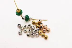 Vista macro di perle sfaccettate in argento S925 in oro, argento e oro rosa lucido