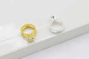 Dettaglio di cornici per perle a corona in argento S925 con punzoni 925 in oro e argento
