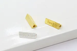 Makro-Detail von S925 Sterlingsilber Dreikantperlen mit Lucky-Gravur für Schmuck