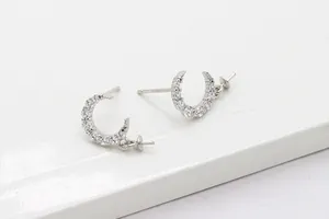 Detalle de pendientes de luna en plata S925 con circonitas cúbicas brillantes engastadas
