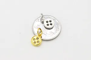 Vue détaillée des breloques boutons en argent S925 doré et argenté pour bijoux DIY
