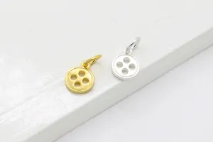 Détail de pendentifs boutons en argent S925 doré et argenté pour la création de bijoux DIY