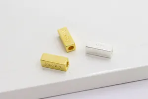 Detailansicht der silbernen und goldenen Lucky-Anhänger mit S925-Gravur für DIY-Schmuck