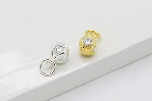 Gros plan détaillé des pendentifs lanterne en argent S925 sertis de zircons cubiques