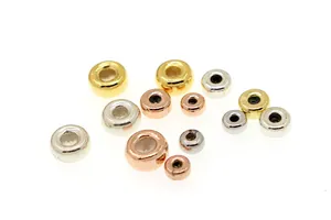 Vue macro détaillée des perles d'espacement en argent sterling S925 dorées argentées et rosées
