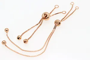 Détail de la chaîne d'extension box en or rose avec bille coulissante pour bijoux DIY