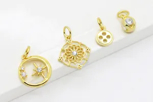 Vue détaillée de quatre pendentifs en argent S925 avec zircons pour bijoux DIY