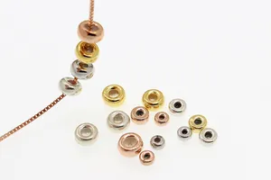 Détail macro de perles d'arrêt en argent sterling S925 en or, or rose et argenté
