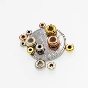 Perles d'espacement en argent S925 or et argent sur une pièce pour comparer la taille