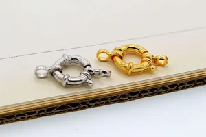 Detaillierte Makroansicht von S925-Silber Federringverschlüssen in Gold und Silber-Finish