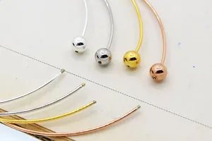 Detalle macro de bases para pulseras de plata S925 con cuentas de rosca en cuatro colores
