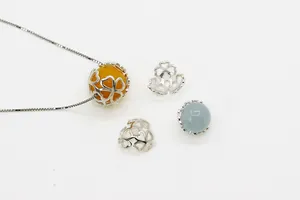 Makroansicht von S925 Sterling Silber Hohlklee Perlenkappen mit poliertem Silberfinish