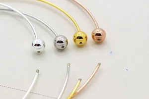 Vista macro de terminales de bola roscada en plata S925 para pulseras de oro y rosa