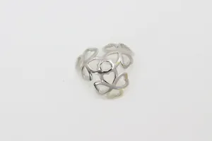 Makro-Detail von S925 Sterling Silber hohlen Herz-Zwischenperlen für DIY-Schmuckherstellung