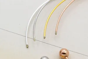 Detalle macro de hilos para pulsera DIY de plata S925 con puntas de rosca en cuatro tonos
