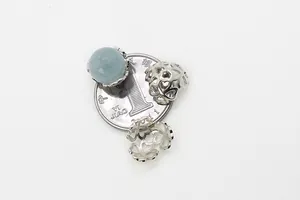 Makroaufnahme von 925er Silber Filigran-Blumen-Abstandshalter und hellblauer Perle