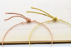 Detail of adjustable S925 silver box chain bracelets in gold and rose gold finishes