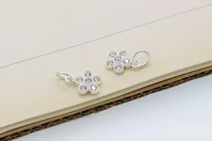 Dettaglio macro di ciondoli a fiore in argento S925 con zirconi per gioielli fai da te