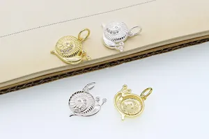 Macro di ciondoli a forma di lumaca in oro e argento con zirconi e dettagli a spirale