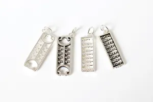 Vue détaillée de quatre pendentifs boulier en argent S925 vintage aux motifs creux