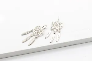 Detailansicht S925 Sterlingsilber Herz Traumfänger Anhänger mit Federanhängern und Punzierung