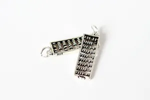 Gros plan détaillé de pendentifs boulier en argent sterling S925 avec poinçon