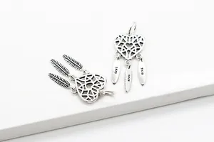 Detailansicht eines Traumfänger-Anhängers aus S925-Sterlingsilber mit Federn