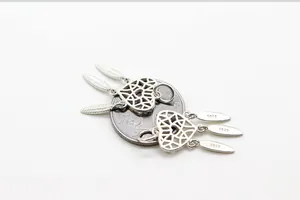 Makroaufnahme von S925 Sterling Silber Traumfänger-Ohrringen mit Federn und Herzanhänger