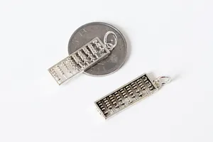 Gros plan de pendentifs boulier en argent avec finitions polies et oxydées