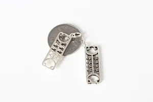 Détail du pendentif abaque en argent S925 avec pièce pour comparer la taille