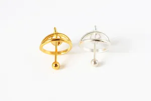Dettaglio del gancio per ciondolo a vite in argento S925 in finiture oro e argento