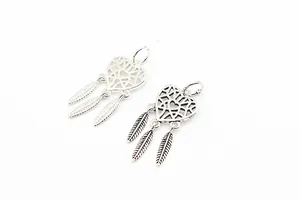 Nahaufnahme von S925 Sterling Silber Herz Traumfänger Anhängern mit hängenden Federn