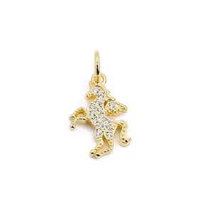 Squisito ciondolo a forma di unicorno in argento S925 placcato oro con zirconi