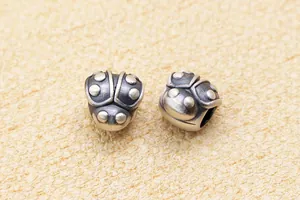 Makro-Detail von S999 Silber Marienkäfer Perlen im Vintage-Stil für DIY-Schmuck