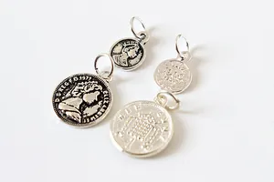 Détail macro de pendentifs Elizabeth II en argent S925 pour la création de bijoux DIY