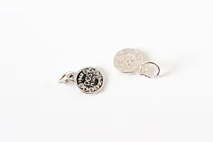 Détail macro du pendentif pièce 2 Pesos 1945 en argent S925 avec finition polie vintage