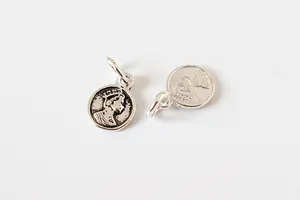 Gros plan détaillé des pendentifs vintage en argent sterling S925 Reine Elizabeth