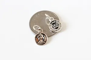 Détail macro de pendentifs vintage en argent sterling S925 pour création de bijoux DIY