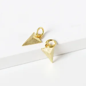 Paire de pendentifs pyramide triangle doré mat brossé pour la création de bijoux DIY