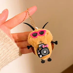 Simpatico portachiavi a forma di scarafaggio in peluche con occhiali rosa e fotocamera