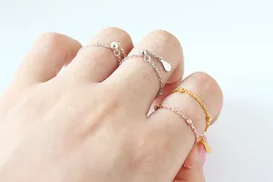 Verstelbare S925 zilveren kettingringen in goud, roségoud en zilver aan de hand