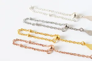 Macro-opname van S925 zilveren verstelbare ringen in zilver goud en roségoud kleur