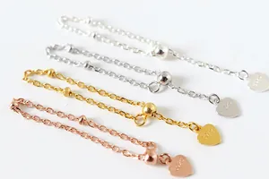 Detail van verstelbare S925 sterling zilveren schuifkettingen met hartlabels in vier kleuren