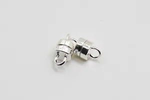 Macro detail van S925 sterling zilveren magnetische sluitingen met merktekens voor sieraden