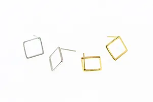 Detailopname van minimalistische holle vierkante oorknopjes in zilver en goud