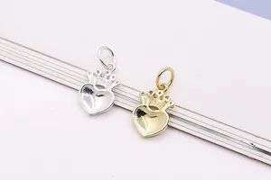 Détail de pendentifs cœur couronne en argent sterling S925 dorés et argentés